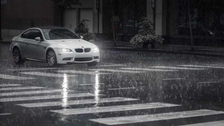 Lái xe khi trời mưa