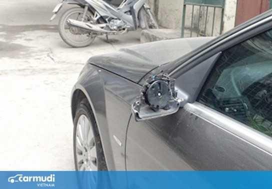 Xe ô tô mới bị bẻ trộm gương, tài xế có bị xử lý khi ra đường?