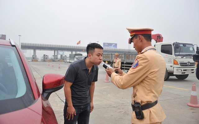 Chấp hành hiệu lệnh kiểm tra nồng độ cồn, chất kích thích