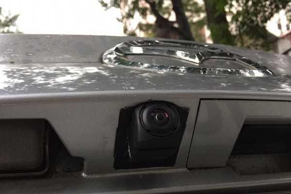 Vị trí lắp đặt camera lùi mazda 3. Ảnh: sưu tầm