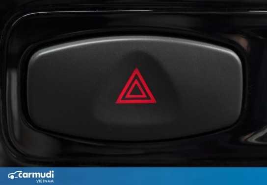 Nhiều tài xế Việt sử dụng "bừa bãi" đèn cảnh báo nguy hiểm