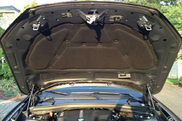 Mặt dưới nắp ca-pô bị móp méo