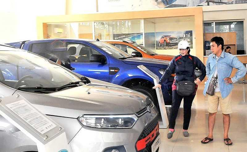 Ô tô ế ẩm dịp cuối năm, doanh nghiệp giảm giá cả trăm triệu