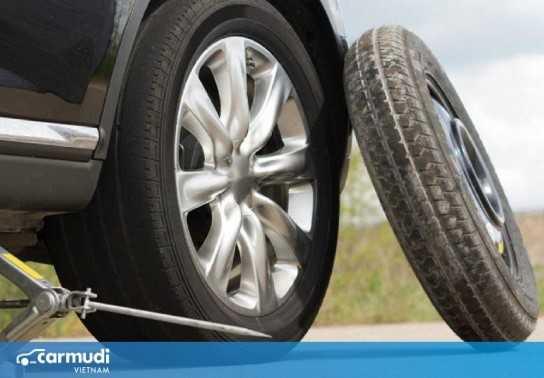 Cách xử lý xe ô tô bị thủng lốp giữa đường