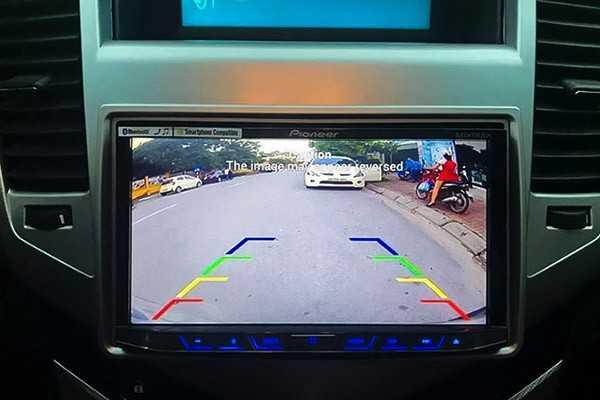 Camera lùi mazda 3 tích hợp tính năng đo lường khoảng cách. 