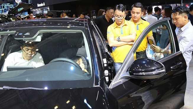 Ô tô ế ẩm dịp cuối năm, doanh nghiệp giảm giá cả trăm triệu