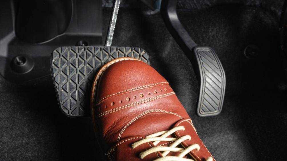 Khi không ga thì nên qua phanh