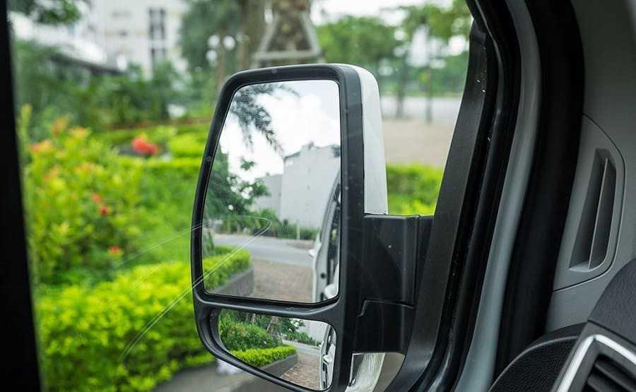 Chỉnh gương chiếu hậu