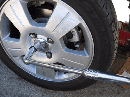 xử lý khi bánh xe bị sụt xuống hố