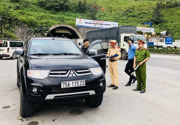 Cảnh sát giao thông yêu cầu dừng xe để kiểm tra