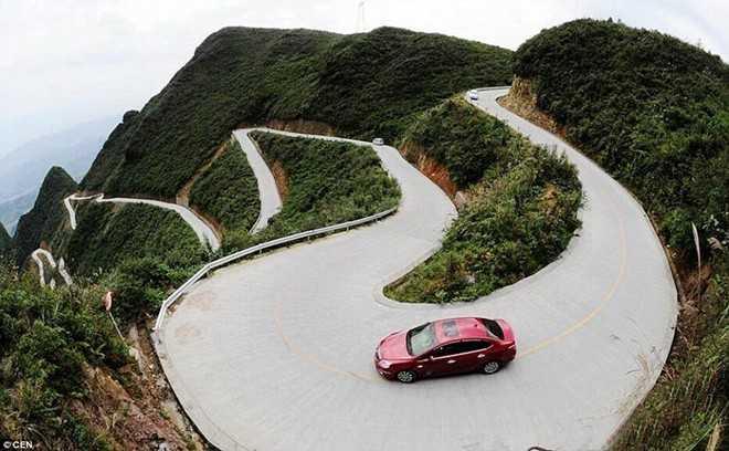 Phanh gấp khi vào cua