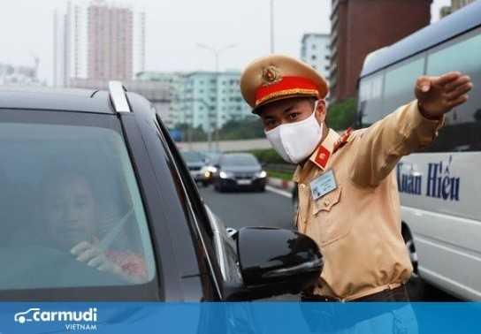 Nên làm gì khi bị yêu cầu dừng xe, kiểm tra giấy tờ?