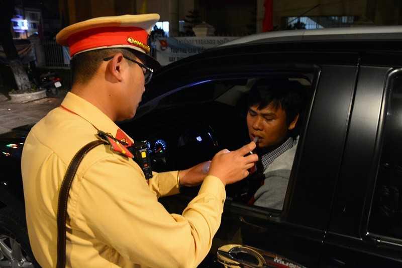 Mức phạt nồng độ cồn khi điều khiển ô tô và xe máy?
