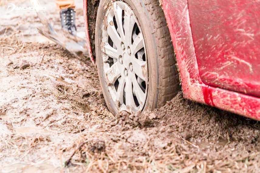 xử lý khi bánh xe bị sụt xuống hố