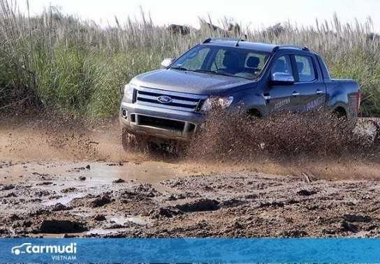 Nên làm gì khi ô tô bị trượt bánh?