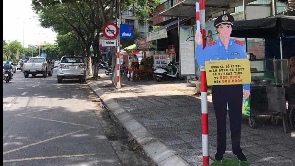 dau-xe-vao-lan-xe-buyt-khi-het-gio-hoat-dong-thi-co-duoc-xem-la-vi-pham