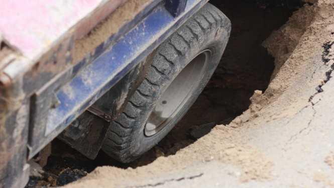 xử lý khi bánh xe bị sụt xuống hố