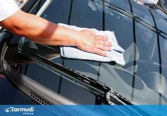 Vệ sinh kính xe hơi đúng cách