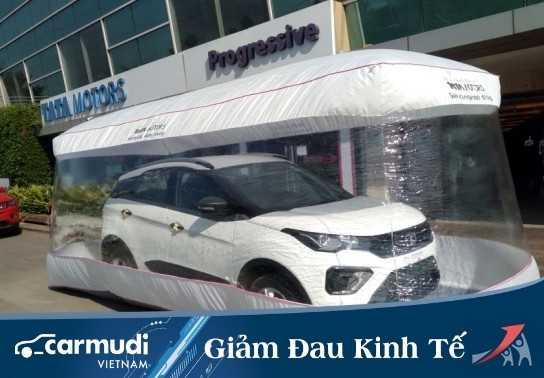 Đối phó với Covid-19 bằng cách đựng ô tô trong hộp nilon