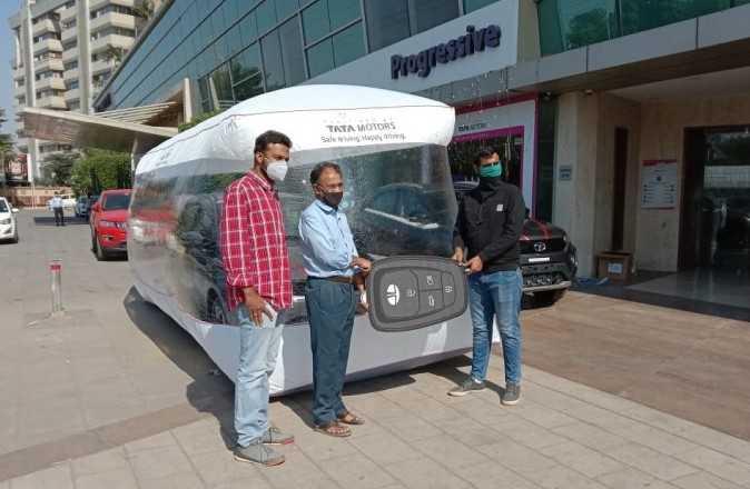 Đối phó với Covid-19 bằng cách đựng ô tô trong hộp nilon