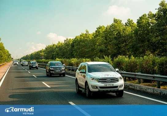 Những lưu ý giúp lái mới giữ ô tô ở chính giữa làn đường