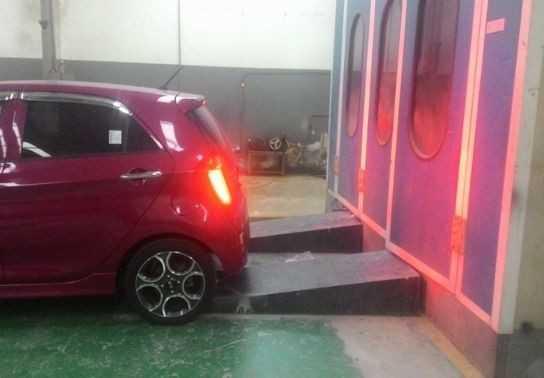 Kiểm tra đèn phanh khi dựa vào búc tường