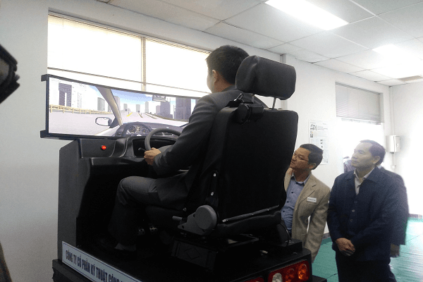 Học và thi sát hạch bằng lái xe với thiết bị mô phỏng