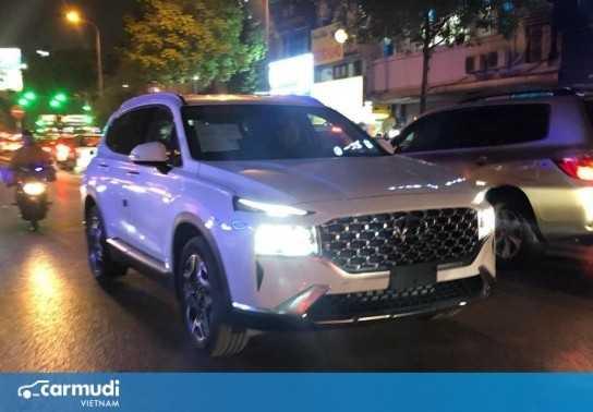 Có gì hấp dẫn ở chiếc Hyundai Santa Fe 2021 lăn bánh trên phố Hà Nội