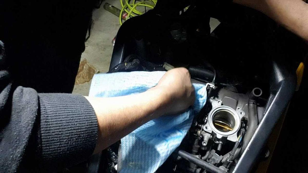 Vệ sinh bướm ga như thế nào?