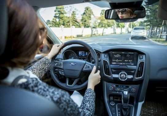 Tay đặt trên vô-lăng như thế nào là đúng