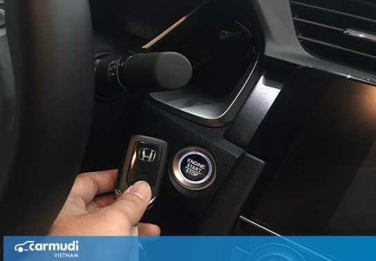 Nhấn nút Start/Stop Engine khi xe đang chạy sẽ xảy ra điều gì?