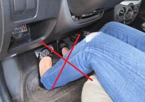 Dùng hai chân khi đạp ga và phanh