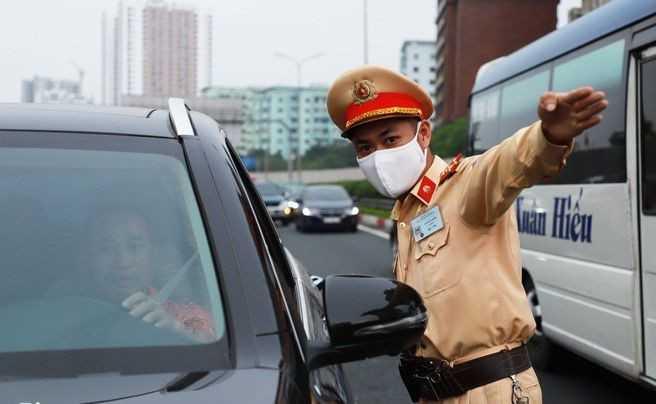 nen-lam-gi-khi-bi-yeu-cau-dung-xe-kiem-tra-giay-to