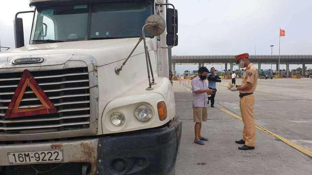Lái xe container bị cảnh sát giao thông kiểm tra