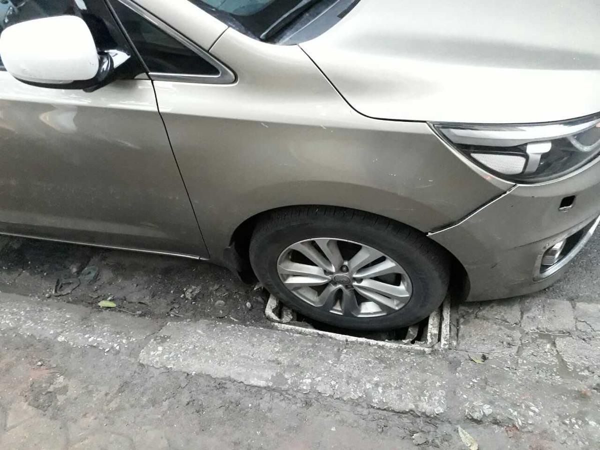 xử lý khi bánh xe bị sụt xuống hố