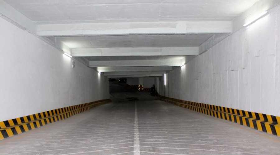 lái xe xuống dốc hầm 