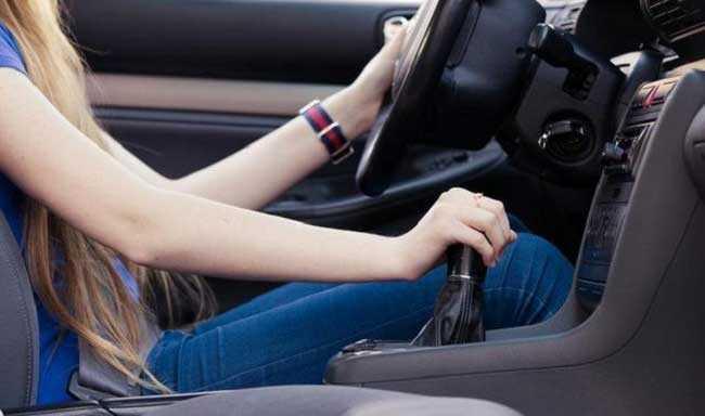 Ngày càng nhiều phụ nữ học lái xe ô tô