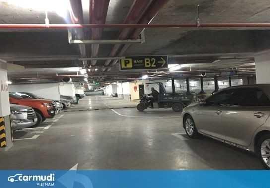 Chia sẻ kinh nghiệm chạy xe ô tô xuống hầm cho người mới lái