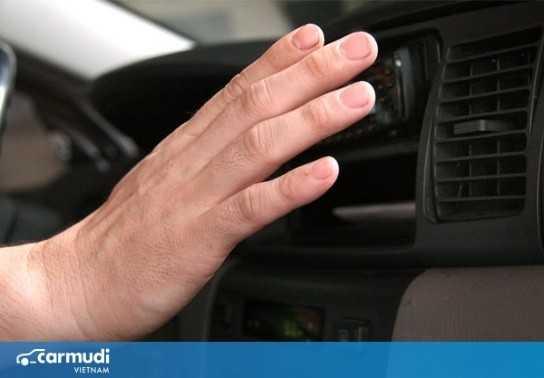 Lý do và cách khắc phục hiện tượng điều hoà ô tô gặp trục trặc