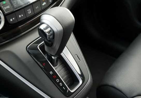 lái xe số tự động xuống dốc hầm