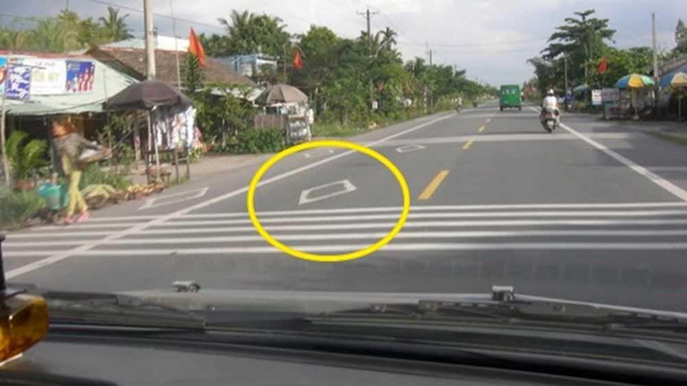 Vạch trắng hình con thoi