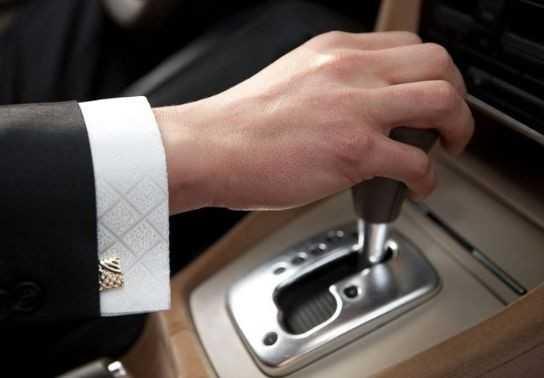 lái xe số tự động xuống dốc hầm