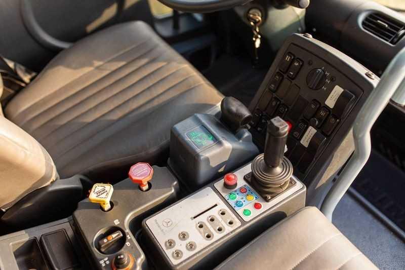 Nội thất Mercedes-Benz Unimog U500 2004