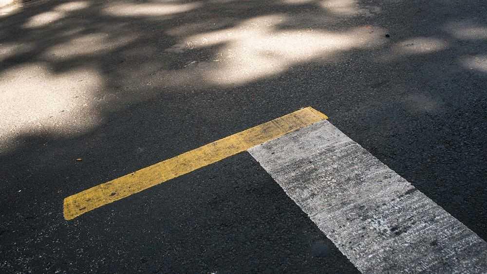 Vạch vàng nét đứt