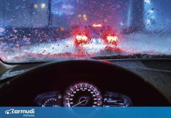 Làm thế nào để đảm bảo an toàn khi lái xe dưới trời mưa bão?