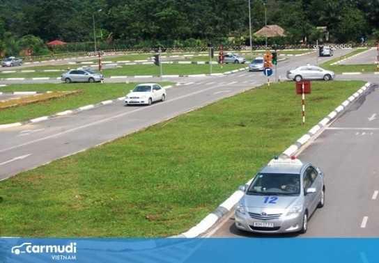 Chi phí học bằng lái xe ô tô hạng B2 và C là bao nhiêu?