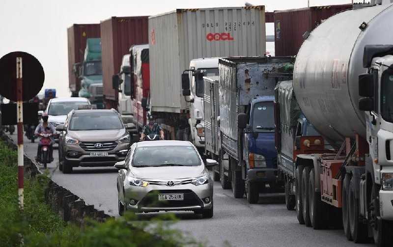 Đi phía sau xe container