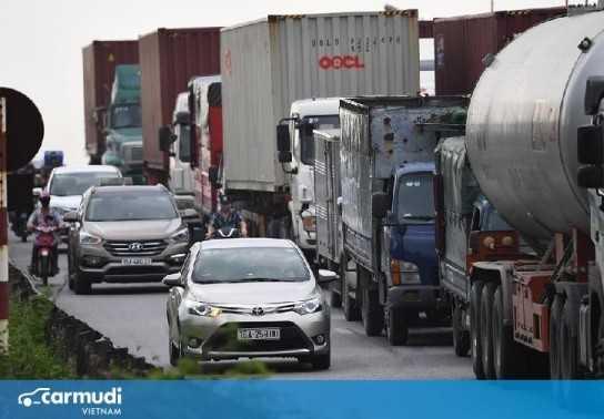 Cách xử lý an toàn khi gặp nhiều xe container trên đường