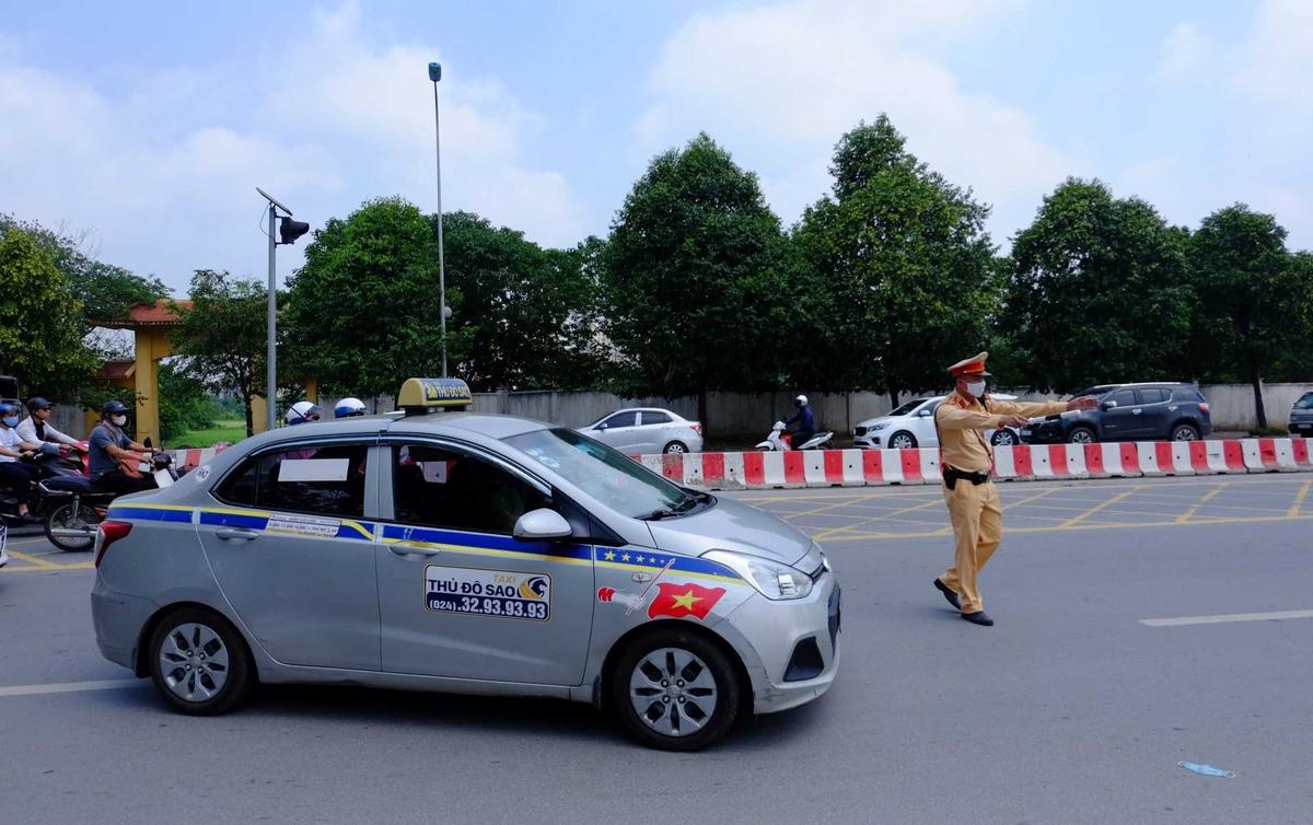 CSGT có được dừng xe để kiểm tra khi tài xế không vi phạm?