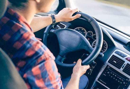 lái xe số sàn xuống dốc hầm